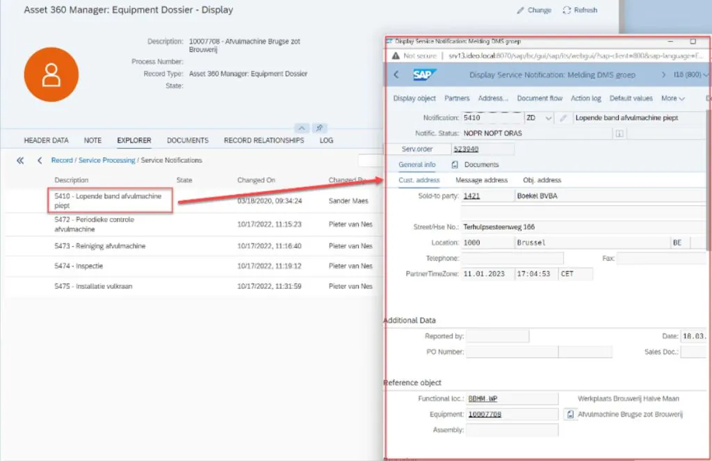Een SAP-interface voor asset management toont een lijst met onderhoudsmeldingen, waarbij een rode pijl een specifiek servicebericht verbindt met een gedetailleerd pop-upvenster voor verdere inspectie en afhandeling. Tekst: Asset 360 Manager: Equipment Dossier - Display Description: 10007708 - Afvulmachine Brugse zot Brouwerij Process Number: Record Type: Asset 360 Manager: Equipment Dossier State: HEADER DATA NOTE EXPLORER DOCUMENTS RECORD RELATIONSHIPS LOG << < Record / Service Processing / Service Notifications Description State Changed On Changed By 5410 - Lopende band afvulmachine piept 03/18/2020, 09:34:24 Sander Maes 5472 - Periodieke controle afvulmachine 10/17/2022, 11:15:23 Pieter van Nes 5473 - Reiniging afvulmachine 10/17/2022, 11:16:40 Pieter van Nes 5474 - Inspectie 10/17/2022, 11:19:12 Pieter van Nes 5475 - Installatie vulkraan 10/17/2022, 11:31:59 Pieter van Nes Display Service Notification: Melding DMS groep Not secure | srv13.ideo.local:8070/sap/bc/gui/sap/its/webgui/?sap-client=800&sap-language=E... < SAP Display Service Notification: Melding DMS groep > | 16 (800) v Display object Partners Address... Document flow Action log Default values More v Notification: 5410 ZD | Lopende band afvulmachine piept Notific. Status: NOPR NOPT ORAS Serv.order 523940 General info Documents Cust. address Message address Obj. address Sold-to party: 1421 Boekel BVBA Street/Hse No.: Terhulpsesteenweg 166 Location: 1000 Brussel BE Telephone: Fax: PartnerTimeZone: 11.01.2023 17:04:53 CET Additional Data Reported by: Date: 18.03. PO Number: Sales Doc.: Reference object Functional loc.: BBHM-WP Werkplaats Brouwerij Halve Maan Equipment: 10007708 Afvulmachine Brugse zot Brouwerij Assembly: Change Refresh
