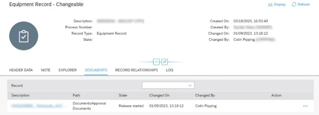 Een digitaal dashboard voor asset management toont een equipment record met details over documenten, inclusief tekst: "Equipment Record - Changeable", "Display", "Refresh", "Description", "Process Number", "Record Type: Equipment Record", "State", "Created On: 03/18/2020, 16:53:49", "Created By", "Changed On: 01/09/2023, 13:18:12", "Changed By: Colin Pipping", "HEADER DATA", "NOTE", "EXPLORER", "DOCUMENTS", "RECORD RELATIONSHIPS", "LOG", "Record", "Path", "Documents/Approval Documents", "Release started", "Action".