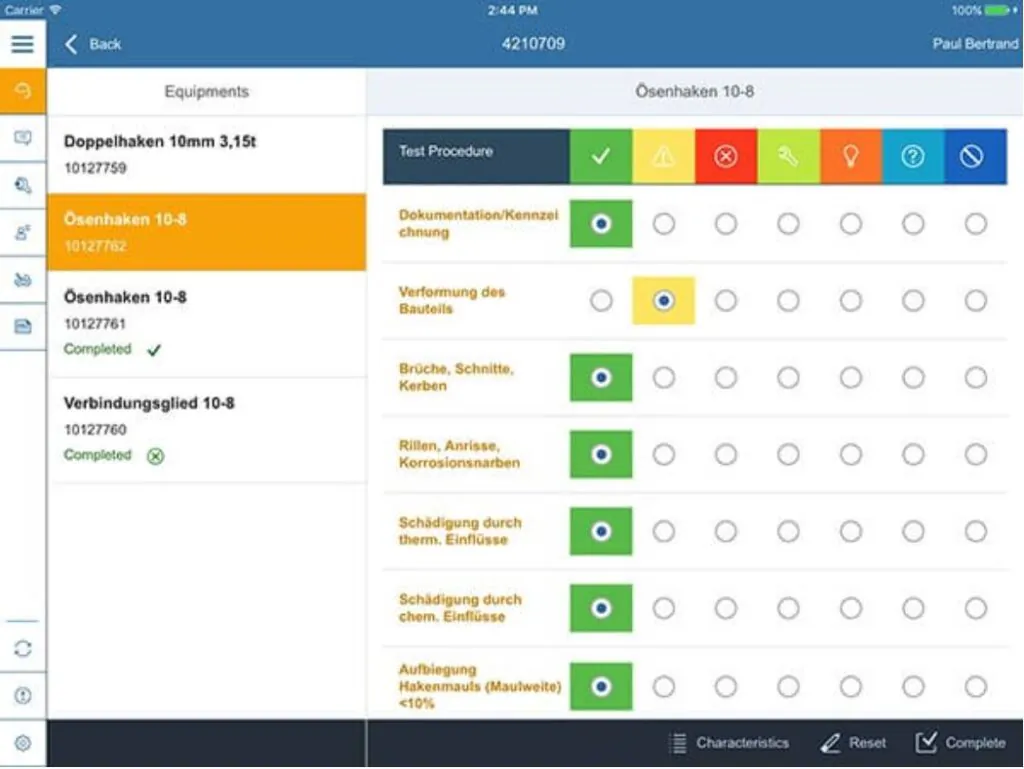Een tabletinterface voor **SAP FSM** toont inspectiegegevens van hijshaakcomponenten, waarbij een gebruiker in een keuzelijst met status-checklists navigeert om apparatuuronderhoud in een professionele werkomgeving efficiënt te beheren. **Tekst:** Carrier, 2:44 PM, 100%, Back, 4210709, Paul Bertrand, Equipments, Doppelhaken 10mm 3,15t, 10127759, Ösenhaken 10-8, 10127762, Ösenhaken 10-8, 10127761, Completed, Verbindungsglied 10-8, 10127760, Completed, Ösenhaken 10-8, Test Procedure, Dokumentation/Kennzeichnung, Verformung des Bauteils, Brüche, Schnitte, Kerben, Rillen, Anrisse, Korrosionsnarben, Schädigung durch therm. Einflüsse, Schädigung durch chem. Einflüsse, Aufbiegung Hakenmauls (Maulweite) <10%, Characteristics, Reset, Complete.
