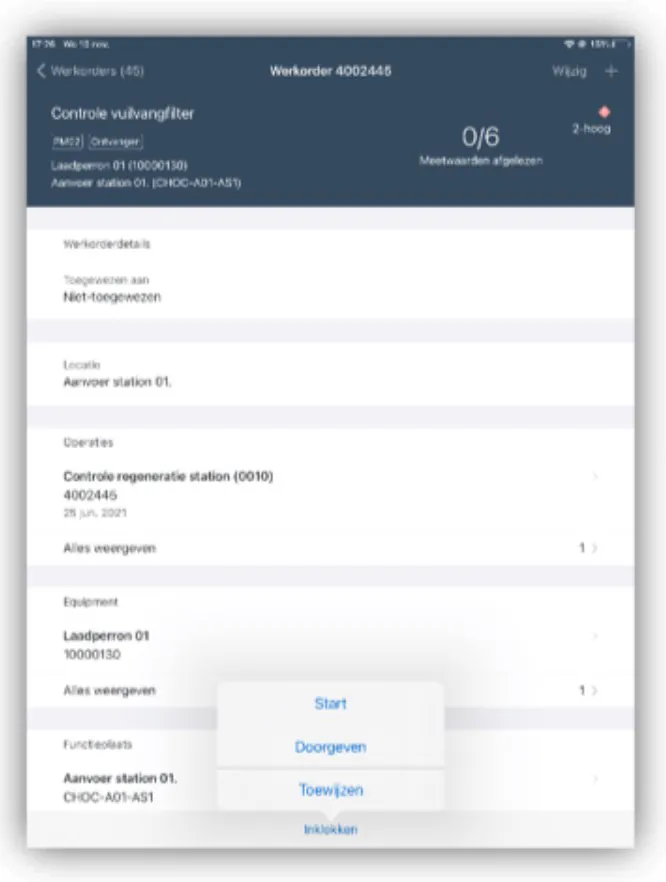 Een tablettoepassing voor SAP FSM toont details van werkorder 4002445, inclusief "Controle vuilvangfilter", "Laadperron 01", "Aanvoer station 01", en een pop-upvenster met de acties "Start", "Doorgeven", "Toewijzen" en "Inklokken".