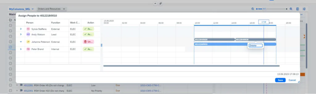 Een interface voor SAP FSM toont een pop-upvenster waarin taken aan medewerkers worden toegewezen en verwijderd via een tijdlijnrooster. Tekst in de afbeelding: MyColumns_MG, Orders and Resources, Maint, Assign People to 4012218/0010, Person, Function, Work C..., Action, 13.06.2023, 00:00, 02:00, 04:00, 06:00, 08:00, 10:00, 12:00, 14:00, 16:00, 17:38, 18:00, 20:00, Sylvia Steffens, External, ELEC, As..., Andy Watson, Lead, ELEC, As..., Johanna Peterson, External, ELEC, Un..., Peter Brand, Internal, ELEC, As..., 4012264/0020, 4012264/0030, 4012218/0010, Delete, 13.06.2023 17:38:13, Save, Cancel, 4012281 RSH Order #9 (Do not chang, ELEC, Low, Due, 1010-CWS-CTW-C..., 4012301 RSH Order #10 (Do not chang, ELEC, No Priority, Due, 1010-CWS-CTW-C...