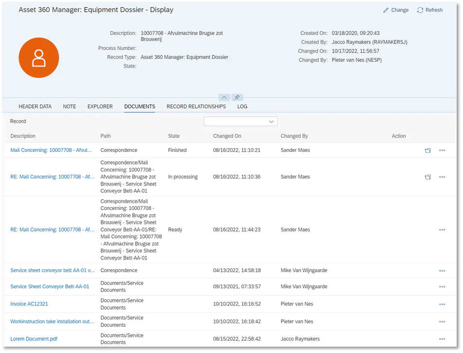 Een SAP FSM-interface toont een gedetailleerd overzicht van asset management documenten voor een afvulmachine, inclusief een tabel met bestandsnamen, status, wijzigingsdata en gebruikersinformatie in een gestructureerde digitale omgeving. Tekst: Asset 360 Manager: Equipment Dossier - Display Change Refresh Description: 10007708 - Afvulmachine Brugse zot Brouwerij Process Number: Record Type: Asset 360 Manager: Equipment Dossier State: Created On: 03/18/2020, 09:20:43 Created By: Jacco Raymakers (RAYMAKERSJ) Changed On: 10/17/2022, 11:56:57 Changed By: Pieter van Nes (NESP) HEADER DATA NOTE EXPLORER DOCUMENTS RECORD RELATIONSHIPS LOG Record Description Path State Changed On Changed By Action Mail Concerning: 10007708 - Afvul... Correspondence Finished 08/16/2022, 11:10:21 Sander Maes RE: Mail Concerning: 10007708 - Af... Correspondence/Mail Concerning: 10007708 - Afvulmachine Brugse zot Brouwerij - Service Sheet Conveyor Belt-AA-01 In processing 08/16/2022, 11:10:36 Sander Maes RE: Mail Concerning: 10007708 - Af... Correspondence/Mail Concerning: 10007708 - Afvulmachine Brugse zot Brouwerij - Service Sheet Conveyor Belt-AA-01/RE: Mail Concerning: 10007708 - Afvulmachine Brugse zot Brouwerij - Service Sheet Conveyor Belt-AA-01 Ready 08/16/2022, 11:44:23 Sander Maes Service sheet conveyor belt AA-01 v... Correspondence 04/13/2022, 14:58:18 Mike Van Wijngaarde Service Sheet Conveyor Belt-AA-01 Documents/Service Documents 09/13/2021, 07:33:57 Mike Van Wijngaarde Invoice AC12321 Documents/Service Documents 10/10/2022, 16:16:52 Pieter van Nes Workinstruction take installation out... Documents/Service Documents 10/10/2022, 16:18:42 Pieter van Nes Lorem Document.pdf Documents/Service Documents 08/15/2022, 22:58:42 Jacco Raymakers