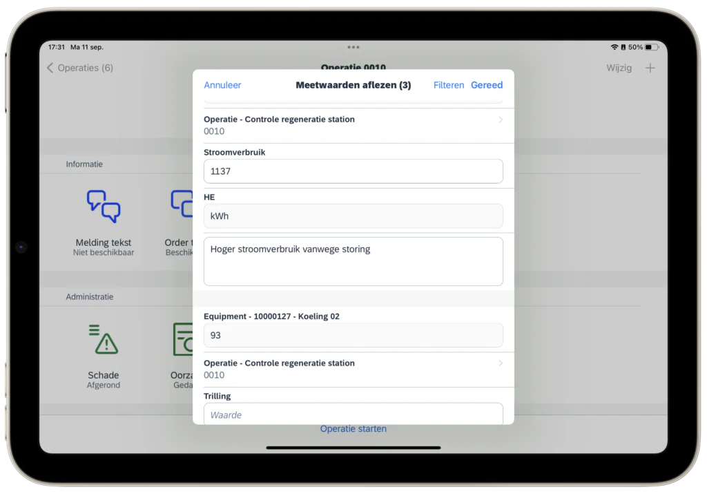 Een tablet toont een SAP FSM-interface waarbij een gebruiker meetwaarden voor een regeneratiestation invoert in een pop-upvenster, ondersteund door systeemteksten: "Annuleer", "Meetwaarden aflezen (3)", "Filteren", "Gereed", "Operatie - Controle regeneratie station 0010", "Stroomverbruik", "1137", "HE", "kWh", "Hoger stroomverbruik vanwege storing", "Equipment - 10000127 - Koeling 02", "93", "Trilling", "Waarde", "Operatie starten".