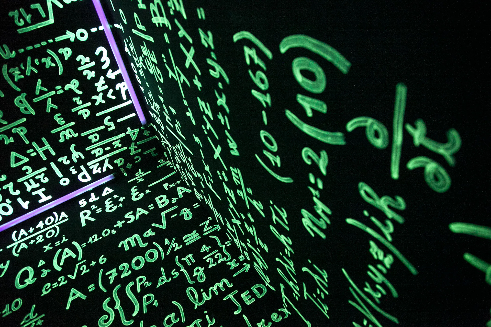 Lichtgevende groene wiskundige vergelijkingen staan op zwarte wanden, wat abstracte complexe systemen symboliseert zoals die worden geoptimaliseerd door SAP FSM voor efficiënt onderhoud en beheer.