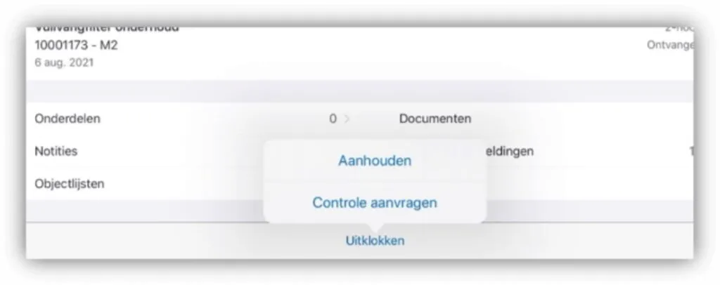 Een pop-upvenster met de opties "Aanhouden" en "Controle aanvragen" verschijnt over een dashboard voor field service management met de tekst: "Vuilvangfilter Onderhoud, 10001173 - M2, 6 aug. 2021, Onderdelen, Documenten, Notities, Meldingen, Objectlijsten, Uitklokken.