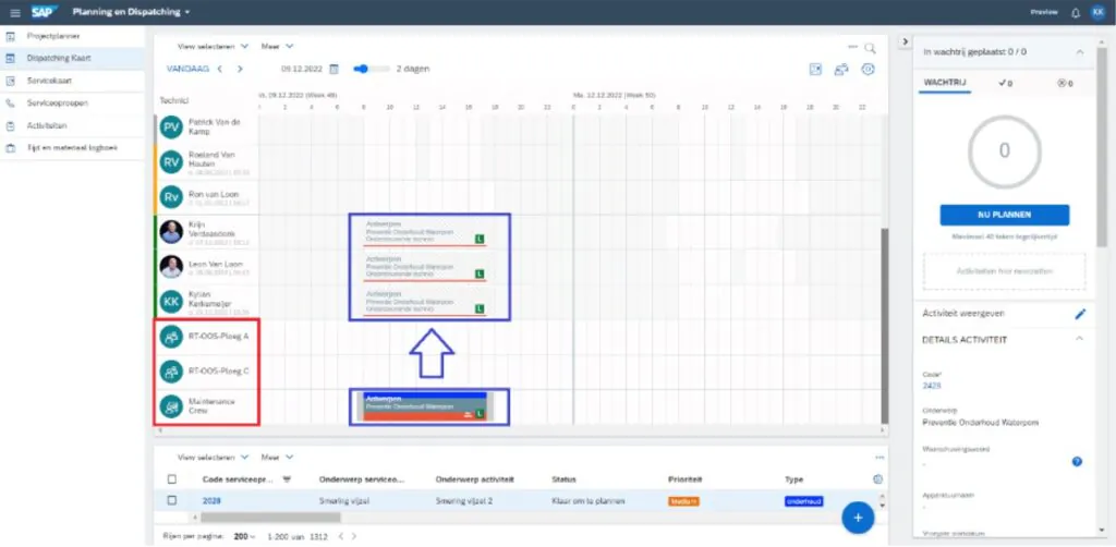 Een SAP FSM-dashboard toont een planning voor onderhoudstechnici, waarbij een gebruiker taken naar de tijdlijn sleept om de dagelijkse field service management-activiteiten en het onderhoud van apparatuur efficiënt te coördineren. **Tekst:** SAP Planning en Dispatching, VANDAAG, 09.12.2022, 2 dagen, Vr. 09.12.2022 (Week 49), Ma. 12.12.2022 (Week 50), Technici, Patrick Van de Kamp, Roeland Van Houtan, Ron van Loon, Krijn Verdaasdonk, Leon Van Loon, Kylian Kerkemeijer, RT-OOS-Ploeg A, RT-OOS-Ploeg C, Maintenance Crew, Antwerpen, Preventie Onderhoud Waterpom, Ondersteunende technici, In wachtrij geplaatst: 0 / 0, WACHTRIJ, 0, NU PLANNEN, Maximaal 40 taken tegelijkertijd, Activiteiten hier neerzetten, Activiteit weergegeven, DETAILS ACTIVITEIT, Code 2428, Onderwerp, Preventie Onderhoud Waterpom, Waarschuwingswoord, Apparatuurnaam, Vroegste startdatum, Projectplanner, Dispatching Kaart, Servicekaart, Serviceoproepen, Activiteiten, Tijd en materiaal logboek, View selecteren, Meer, 1-200 van 1312, Rijen per pagina, 200, Code serviceopr..., Onderwerp serviceo..., Onderwerp activiteit, Status, Prioriteit, Type, 2028, Smering vijzel, Smering vijzel 2, Klaar om te plannen, Medium, onderhoud.