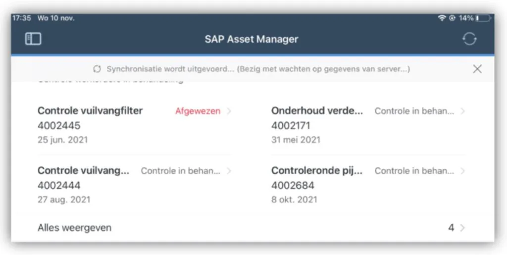 Een mobiele interface voor asset management toont een lijst met onderhoudstaken die synchroniseert met een server. Tekst: 17:35 Wo 10 nov. SAP Asset Manager Synchronisatie wordt uitgevoerd... (Bezig met wachten op gegevens van server...) Controle vuilvangfilter 4002445 25 jun. 2021 Afgewezen Onderhoud verde... 4002171 31 mei 2021 Controle in behan... Controle vuilvang... 4002444 27 aug. 2021 Controle in behan... Controleronde pij... 4002684 8 okt. 2021 Controle in behan... Alles weergeven 4