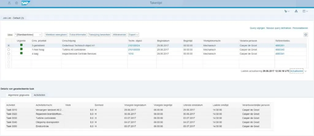 Een SAP FSM-interface toont een gedetailleerde takenlijst voor field service management met technische objecten, deadlines en verantwoordelijke personen in een professionele digitale werkomgeving. Tekst: Takenlijst Job List - Default (3) Query wijzigen Nieuwe query definiëren Personaliseren View * [Standaardview] Werkbon weergeven Extra informatie Toewijzing bewerken Afdrukversie Export Urgentie Oms. prioriteit Omschrijving Techn. object Begindatum Begintijd Werkplekomschr. Verantw.persoon Referentiedoc. 3-gemiddeld Onderhoud Technisch object A1 210100024 29.06.2017 00:00:00 Mechanisch Casper de Groot 4000261 1-heel hoog Turbine A6 controleren 210100059 29.06.2017 00:00:00 Mechanisch Casper de Groot 4000340 4-laag Inspectieronde Centrale Services 1010 29.06.2017 00:00:00 Mechanisch Casper de Groot 4000341 Laatste actualisering 29.06.2017 12:36:18 UTC Actualiseren Details van geselecteerde taak Algemene gegevens Activiteiten Activiteit Activiteitomschr. Werk Eenheid Vroegste begindatum Vroegste begintijd Uiterste einddatum Laatste eindtijd Verantwoordelijke persoon Taak 0010 Vervangen tandwiel A6 2... 8,0 H 29.06.2017 06:00:00 29.06.2017 14:30:00 Casper de Groot Taak 0020 Repareren brandstoftoev... 8,0 H 30.06.2017 06:00:00 30.06.2017 14:30:00 Casper de Groot Taak 0030 Turbine controleren 8,0 H 03.07.2017 06:00:00 03.07.2017 14:30:00 Casper de Groot Taak 0040 Oliepomp doorspoelen 8,0 H 04.07.2017 06:00:00 04.07.2017 14:30:00 Casper de Groot Taak 0050 Eindcontrole 8,0 H 05.07.2017 06:00:00 05.07.2017 14:30:00 Casper de Groot