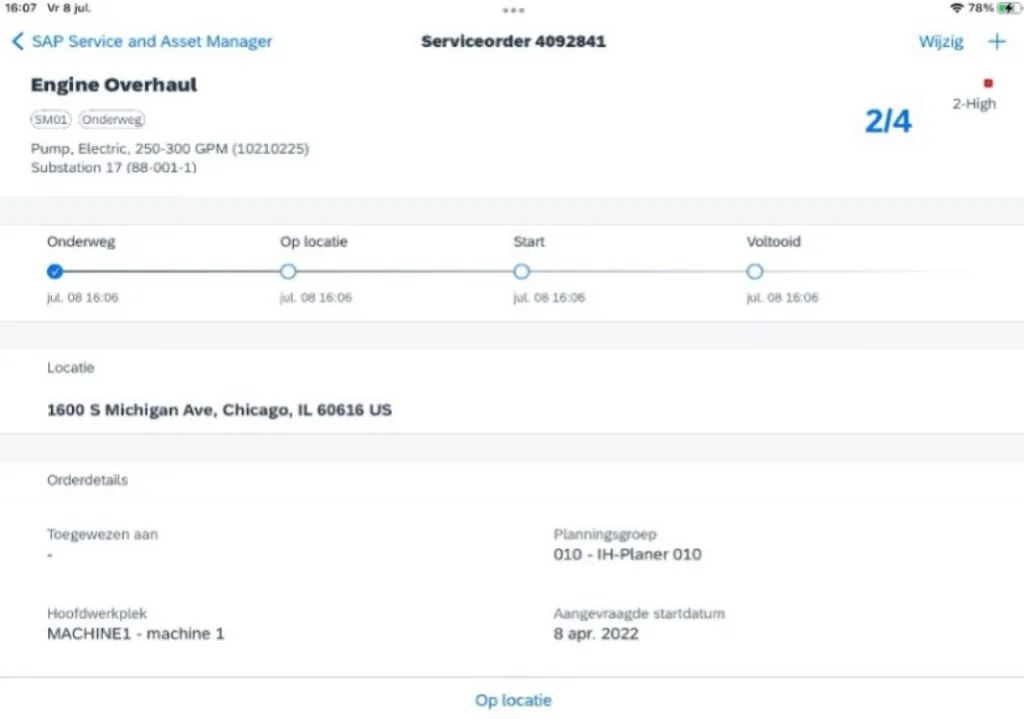 Een tablet toont een SAP Service and Asset Manager-scherm met de status van een revisieopdracht en details voor effectief asset management. Tekst: 16:07 Vr 8 jul. < SAP Service and Asset Manager Serviceorder 4092841 Wijzig + Engine Overhaul 2-High SM01 Onderweg 2/4 Pump, Electric, 250-300 GPM (10210225) Substation 17 (88-001-1) Onderweg Op locatie Start Voltooid jul. 08 16:06 jul. 08 16:06 jul. 08 16:06 jul. 08 16:06 Locatie 1600 S Michigan Ave, Chicago, IL 60616 US Orderdetails Toegewezen aan - Planningsgroep 010 - IH-Planer 010 Hoofdwerkplek MACHINE1 - machine 1 Aangevraagde startdatum 8 apr. 2022 Op locatie