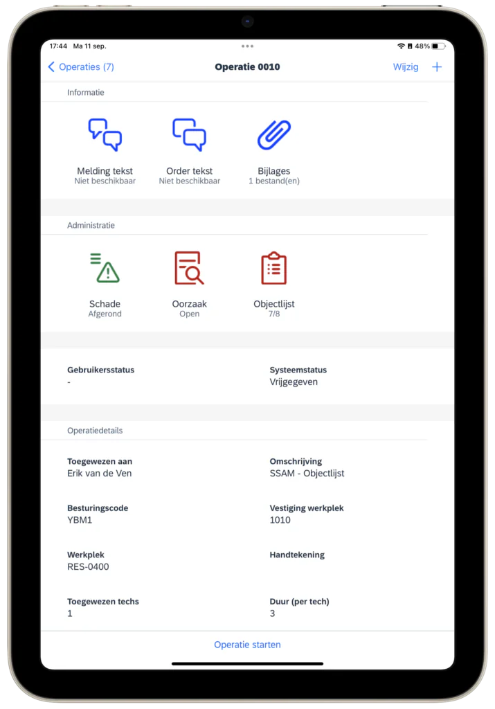 Een tablet toont een SAP FSM-interface met operationele details, waaronder status, toewijzingen en technische data in een gestructureerd dashboard voor efficiënt asset management. **Tekst:** 17:44 Ma 11 sep. 48% Operaties (7) Operatie 0010 Wijzig + Informatie Melding tekst Niet beschikbaar Order tekst Niet beschikbaar Bijlages 1 bestand(en) Administratie Schade Afgerond Oorzaak Open Objectlijst 7/8 Gebruikersstatus - Systeemstatus Vrijgegeven Operatiedetails Toegewezen aan Erik van de Ven Omschrijving SSAM - Objectlijst Besturingscode YBM1 Vestiging werkplek 1010 Werkplek RES-0400 Handtekening Toegewezen techs 1 Duur (per tech) 3 Operatie starten