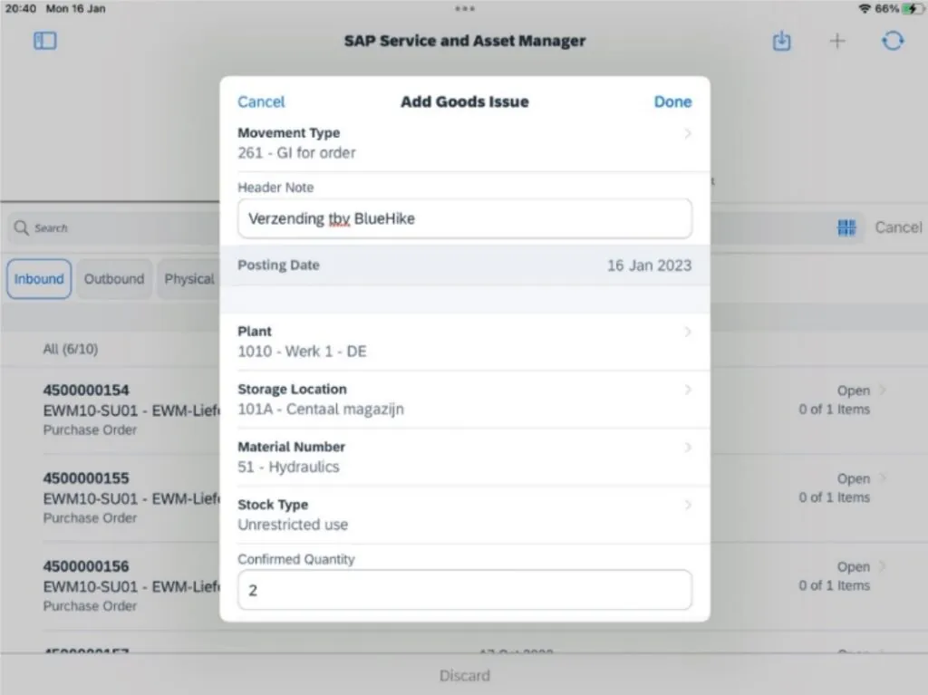 Een tabletinterface voor **asset management** toont een venster "Add Goods Issue" met velden voor bewegingstype, header-notitie "Verzending tby BlueHike", datum, plant "1010 - Werk 1 - DE", opslaglocatie, materiaalnummer en hoeveelheid.
