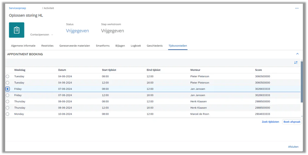 Een SAP FSM-dashboard toont een afsprakenplanning met een geselecteerd tijdslot, inclusief de kolommen: Weekdag, Datum, Start tijdslot, Eind tijdslot, Monteur, Score. Tekst: Serviceoproep / Activiteit, Oplossen storing HL, Status Vrijgegeven, Stap werkroom Vrijgegeven, Contactpersoon, Algemene informatie, Restricties, Gereserveerde materialen, Smartforms, Bijlagen, Logboek, Geschiedenis, Tijdsvoorstellen, APPOINTMENT BOOKING, Tuesday, 04-06-2024, 08:00, 12:00, Pieter Pieterson, 306050000, Tuesday, 04-06-2024, 12:00, 16:00, Pieter Pieterson, 306050000, Friday, 07-06-2024, 08:00, 12:00, Jan Janssen, 3026833333, Friday, 07-06-2024, 12:00, 16:00, Jan Janssen, 3026833333, Thursday, 06-06-2024, 08:00, 12:00, Henk Klaasen, 2988500000, Thursday, 06-06-2024, 12:00, 16:00, Henk Klaasen, 2988500000, Monday, 10-06-2024, 08:00, 12:00, Marcel de Roon, 2904833333, Zoek tijdsloten, Boek afspraak, Afsluiten.