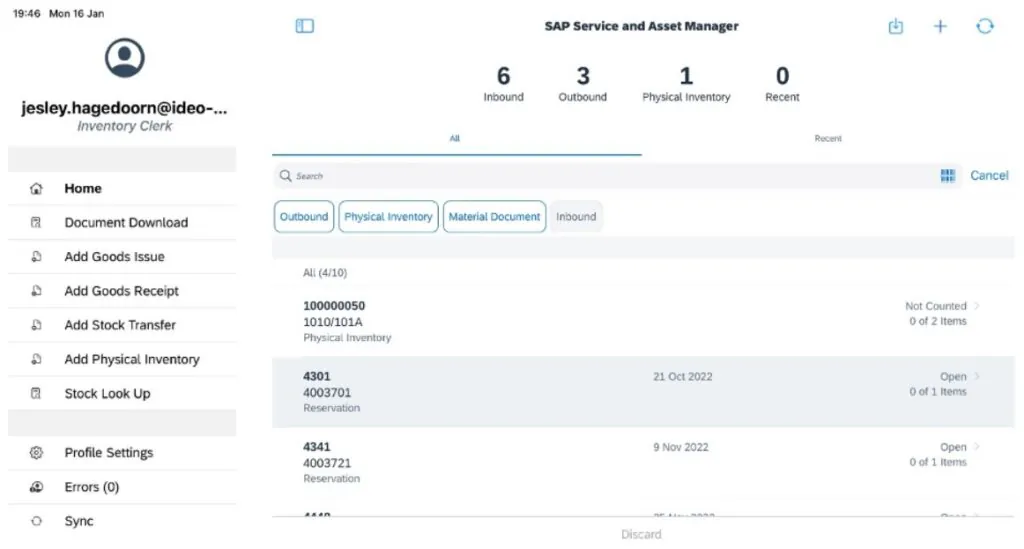 Een SAP Service and Asset Manager-dashboard toont voorraadbeheergegevens en navigatiemenu's in een interface voor asset management. Tekst: 19:46 Mon 16 Jan, jesley.hagedoorn@ideo-..., Inventory Clerk, Home, Document Download, Add Goods Issue, Add Goods Receipt, Add Stock Transfer, Add Physical Inventory, Stock Look Up, Profile Settings, Errors (0), Sync, SAP Service and Asset Manager, 6 Inbound, 3 Outbound, 1 Physical Inventory, 0 Recent, All, Recent, Search, Cancel, Outbound, Physical Inventory, Material Document, Inbound, All (4/10), 100000050, 1010/101A, Physical Inventory, Not Counted, 0 of 2 Items, 4301, 21 Oct 2022, 4003701, Reservation, Open, 0 of 1 Items, 4341, 9 Nov 2022, 4003721, Reservation, Open, 0 of 1 Items, Discard.