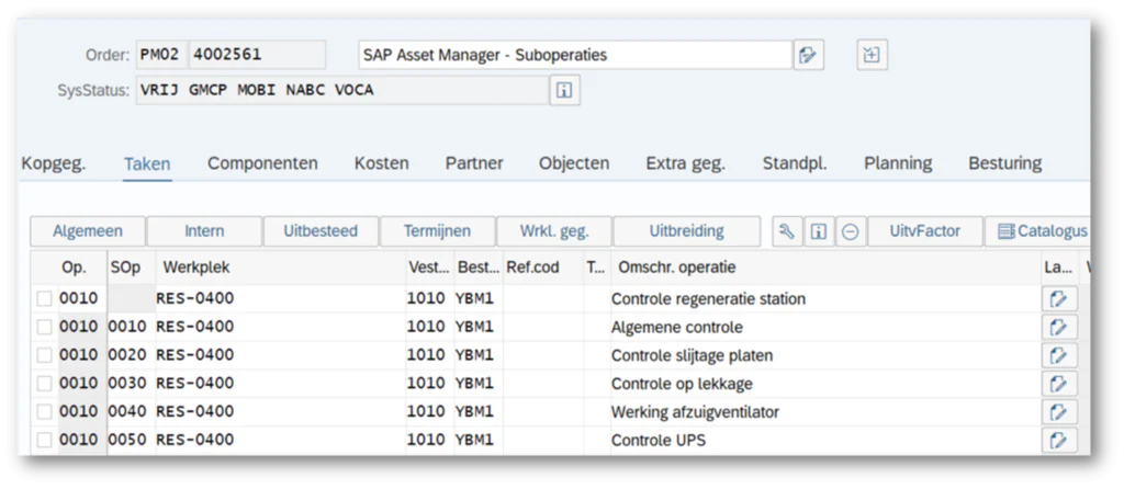Een digitale interface voor asset management toont onderhoudstaken, suboperaties en statusinformatie in een tabelstructuur, met de tekst: Order: PM02 4002561 SAP Asset Manager - Suboperaties SysStatus: VRIJ GMCP MOBI NABC VOCA.