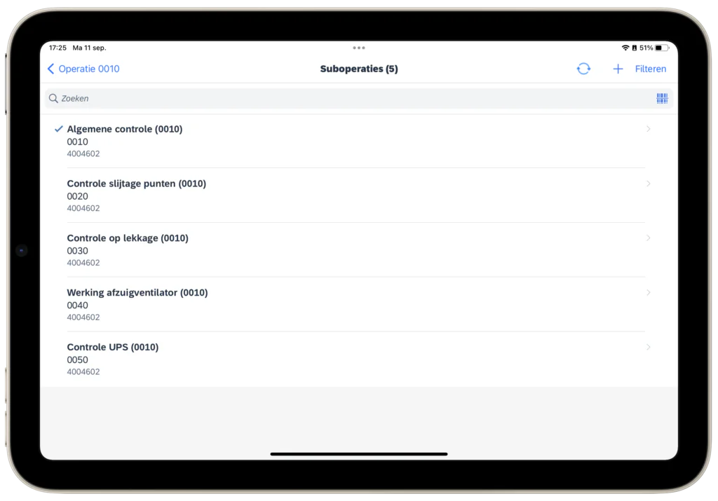 Een tablet toont een lijst met suboperaties voor asset management in een SAP FSM-interface. Tekst: 17:25 Ma 11 sep. 51% < Operatie 0010 Suboperaties (5) Filteren Zoeken ✓ Algemene controle (0010) 0010 4004602 Controle slijtage punten (0010) 0020 4004602 Controle op lekkage (0010) 0030 4004602 Werking afzuigventilator (0010) 0040 4004602 Controle UPS (0010) 0050 4004602