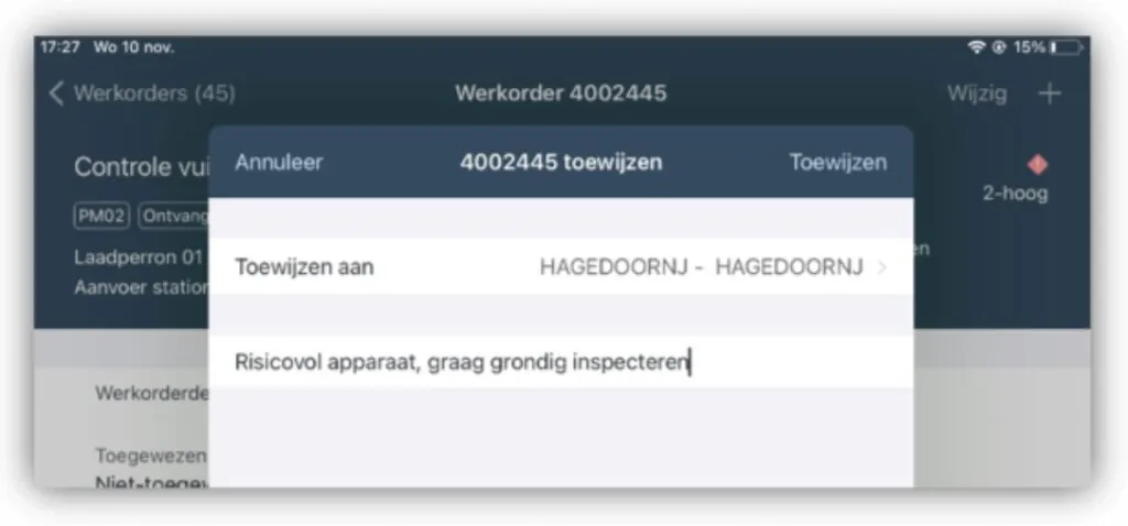 Een SAP FSM-interface toont een pop-upvenster voor het toewijzen van werkorder 4002445 aan gebruiker HAGEDOORNJ, inclusief de notitie: "Risicovol apparaat, graag grondig inspecteren".