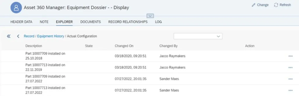 Een digitale interface voor asset management toont een tabel met de geschiedenis en configuratie van apparatuur, inclusief wijzigingen door gebruikers. Tekst: Asset 360 Manager: Equipment Dossier - - Display, Change, Refresh, HEADER DATA, NOTE, EXPLORER, DOCUMENTS, RECORD RELATIONSHIPS, LOG, Record / Equipment History / Actual Configuration, Description, State, Changed On, Changed By, Action, Part 10007709 installed on 25.10.2018, 03/18/2020, 09:20:51, Jacco Raymakers, Part 10007713 installed on 22.11.2019, 03/18/2020, 09:20:51, Jacco Raymakers, Part 10007709 installed on 27.07.2022, 07/27/2022, 20:01:35, Sander Maes, Part 10007713 installed on 27.07.2022, 07/27/2022, 20:01:35, Sander Maes