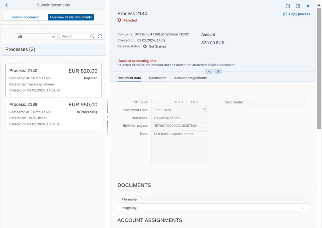 Een SAP technology interface toont een afgewezen factuurproces, met details over het bedrag, de bedrijfsgegevens en de foutmelding in een gestructureerd dashboard voor financieel beheer. Tekst: Submit documents, Submit document, Overview of my documents, All, Search, Processes (2), Process: 2140, EUR 820,00, Company: XFT GmbH / 69..., Rejected, Reference: TravelExp sKorea, Created on 09.02.2024, 14:02:50, Process: 2139, EUR 550,00, In Processing, Reference: Team Dinner, Created on 09.02.2024, 13:59:26, Process 2140, Rejected, Copy process, Company: XFT GmbH / 69190 Walldorf (1000), Amount, Created on: 09.02.2024, 14:02, 820.00 EUR, Release status: Not Started, Financial accounting note: Rejected because the amount doesn't match the attatched invoice document, Document data, Documents, Account assignments, Amount: 820,00, EUR, Document Date: 05.02.2024, Reference: TravelExp sKorea, IBAN for payout: DE76670900000015357800, Note: Test travel expense Korea, Cost Center, DOCUMENTS, File name, image.jpg, ACCOUNT ASSIGNMENTS