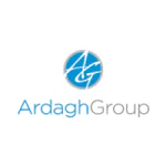 Het logo van ArdaghGroup, bestaande uit een blauwe cirkel met witte initialen "AG" en de tekst "ArdaghGroup", vertegenwoordigt een professionele bedrijfsidentiteit die ondersteuning biedt bij efficiënt asset management.