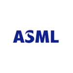 Het blauwe ASML-logo staat centraal tegen een witte achtergrond; dit bedrijf ondersteunt organisaties bij complex asset management door middel van hoogwaardige technologie.