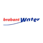 Het logo van 'brabant Water' staat centraal op een witte achtergrond, waarbij de tekst wordt onderstreept door een blauwe boog, wat symbool staat voor professioneel asset management in de regio.