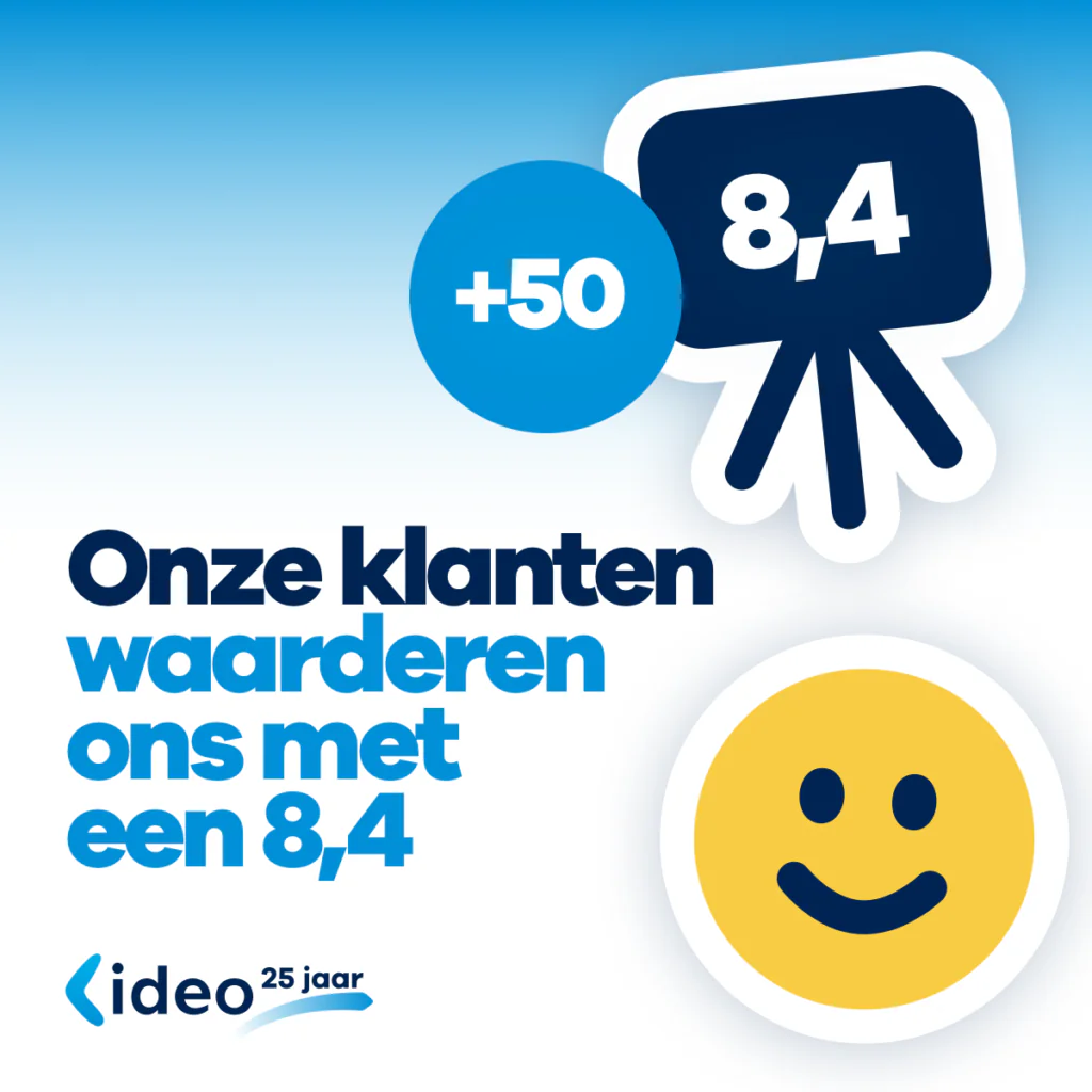Grafische elementen met de tekst "+50", "8,4" en een smiley tonen klanttevredenheid voor SAP FSM, tegen een blauwe achtergrond met de tekst: "Onze klanten waarderen ons met een 8,4 ideo 25 jaar".