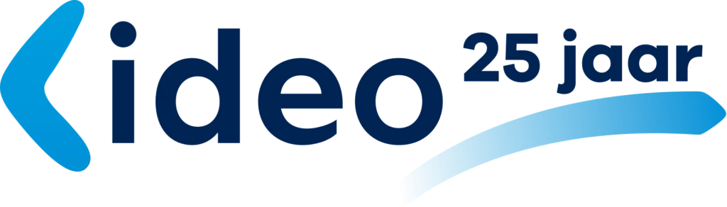 Het logo van Ideo toont de tekst "ideo 25 jaar" in donkerblauw, geflankeerd door een blauwe boemerangvorm en een swoosh, ter ondersteuning van expertise in asset management op een witte achtergrond.