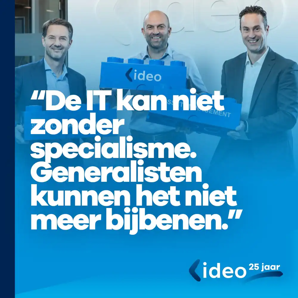 Drie glimlachende mannen in pak houden gezamenlijk een groot blauw blok met het Ideo-logo vast in een zakelijke omgeving, met de nadruk op hun expertise in SAP FSM. Tekst: "De IT kan niet zonder specialisme. Generalisten kunnen het niet meer bijbenen." ideo 25 jaar