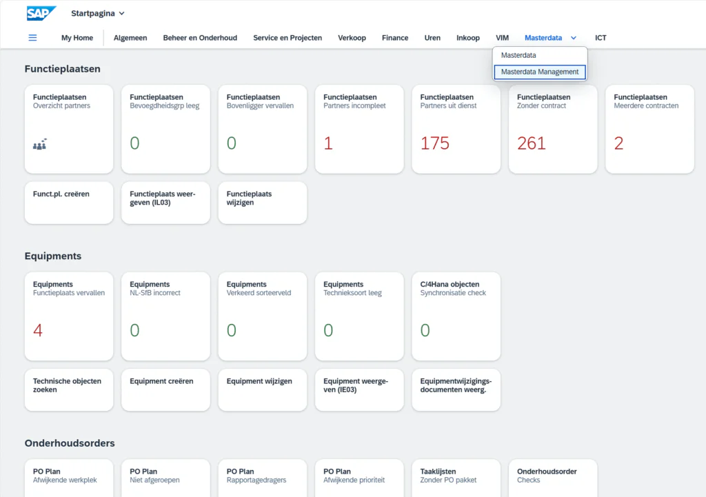Een dashboard toont SAP-software-interfaces voor asset management met categorische kaarten en numerieke statusindicatoren voor functies, equipment en onderhoudsorders, gepresenteerd in een gestructureerde SAP-omgeving met navigatiemenu's. Tekst: SAP, Startpagina, My Home, Algemeen, Beheer en Onderhoud, Service en Projecten, Verkoop, Finance, Uren, Inkoop, VIM, Masterdata, Masterdata Management, ICT, Functieplaatsen, Overzicht partners, Bevoegdheidsgrp leeg, Bovenligger vervallen, Partners incompleet, Partners uit dienst, Zonder contract, Meerdere contracten, Funct.pl. creëren, Functieplaats weergeven (IL03), Functieplaats wijzigen, Equipments, Functieplaats vervallen, NL-SFB incorrect, Verkeerd sorteerveld, Technieksoort leeg, C/4Hana objecten, Synchronisatie check, Technische objecten zoeken, Equipment creëren, Equipment wijzigen, Equipment weergeven (IE03), Equipmentwijzigingsdocumenten weerg., Onderhoudsorders, PO Plan, Afwijkende werkplek, Niet afgeroepen, Rapportagedragers, Afwijkende prioriteit, Taaklijsten, Zonder PO pakket, Onderhoudsorder, Checks.