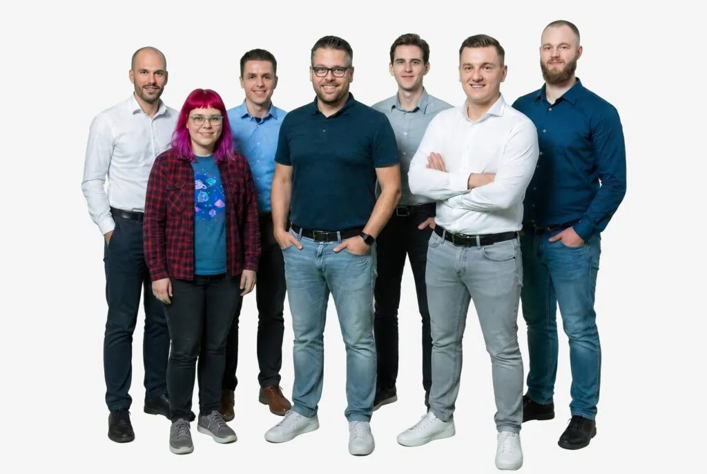 Een divers team van zeven professionals poseert zelfverzekerd voor een neutrale achtergrond, klaar om expertise te leveren op het gebied van field service management en bedrijfsoplossingen.